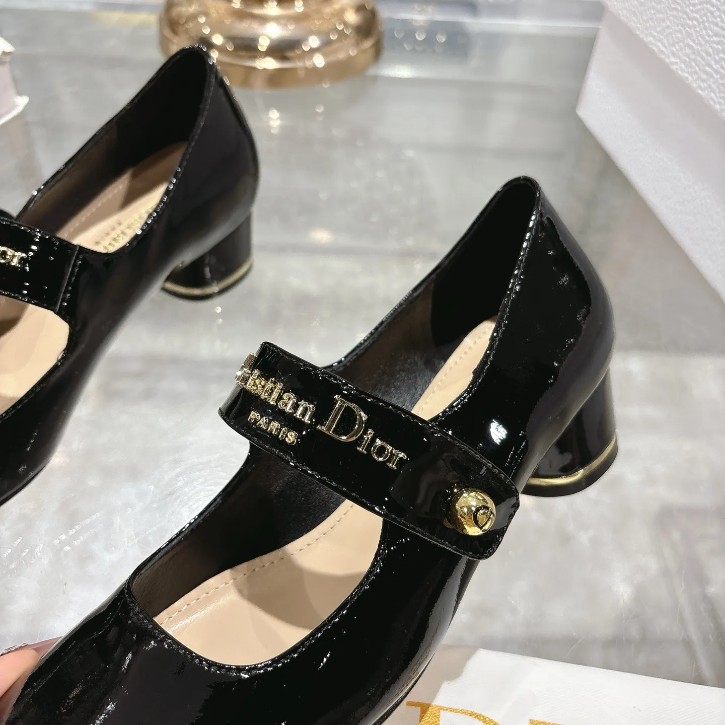 💕💕Factory direct selling price p560💕💕 💕25ss early spring new Dior Dior D-My hardware letter square toe high heels 👠This My Dior high heels are a new product in the 2025 spring and summer ready-to-wear series, showing exquisite elegance. Carefully crafted from cow leather, it is embellished with gold buckles and a metallic Christian Dior Paris logo, making it highly recognizable and highlighting Dior's extraordinary craftsmanship. Graphic style heels complement each other, making the fashionable design more elegant. Upper: cow patent leather. Inner foot pad: sheepskin. Sole: Italian genuine leather outsole. Heel height: 4cm 7.5cm. Size: 35-39 (34.40.41. Customized items are non-refundable)